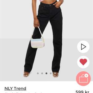 Jeans köpta från Nelly i lång model, byxorna är svarta och i raka. Köpa för 599kr och använda ett fåtal gånger. Byxorna är i storlek 32 men jättestora i storleken så dem passar bra på mig som vanligtvis ar 34/36 i byxor!💗