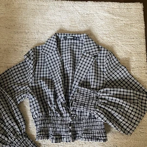 Croppad skjorta - Croppad skjorta från missguided. Tröjan är som i nyttskick och säljs för den aldrig används. 