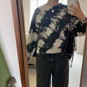 Svartvit collegetröja  - Jätte snygg collegetröja som är tiedye inspirerad från Zara. Nyskick. Köparen står för frakt
