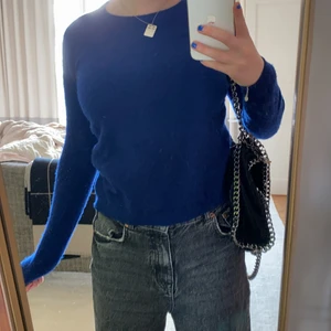 Blå Cashmeretröja från Lisa Yang - Jätte fin Cashmeretröja från Lisa yang. Storlek S. Säljer för att den är ganska tajt på mig. Köparen står för frakt