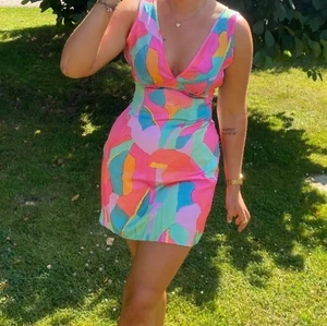 Klänning från asos strl m - En färglad jättesnyggklänning från asos, sitter hur bra som helst🥰