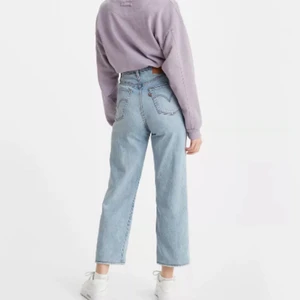 LJUSBLÅ LEVI’S JEANS💞 - Ljusblå Levi’s jeans i nyskick, max använda 5 gånger🤟🏼 Modellen heter ”ribcage straight”. Storlek 25/27. Nypris: 1299 kr mitt pris är 400 kr + frakt. Det är bara att höra av sig för mer info/ bilder💖