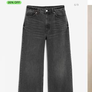 Säljer de här gråa monki jeansen. Säljer pga att de har inte kommit till användning. Säljer de för 160kr inklusive frakt💕