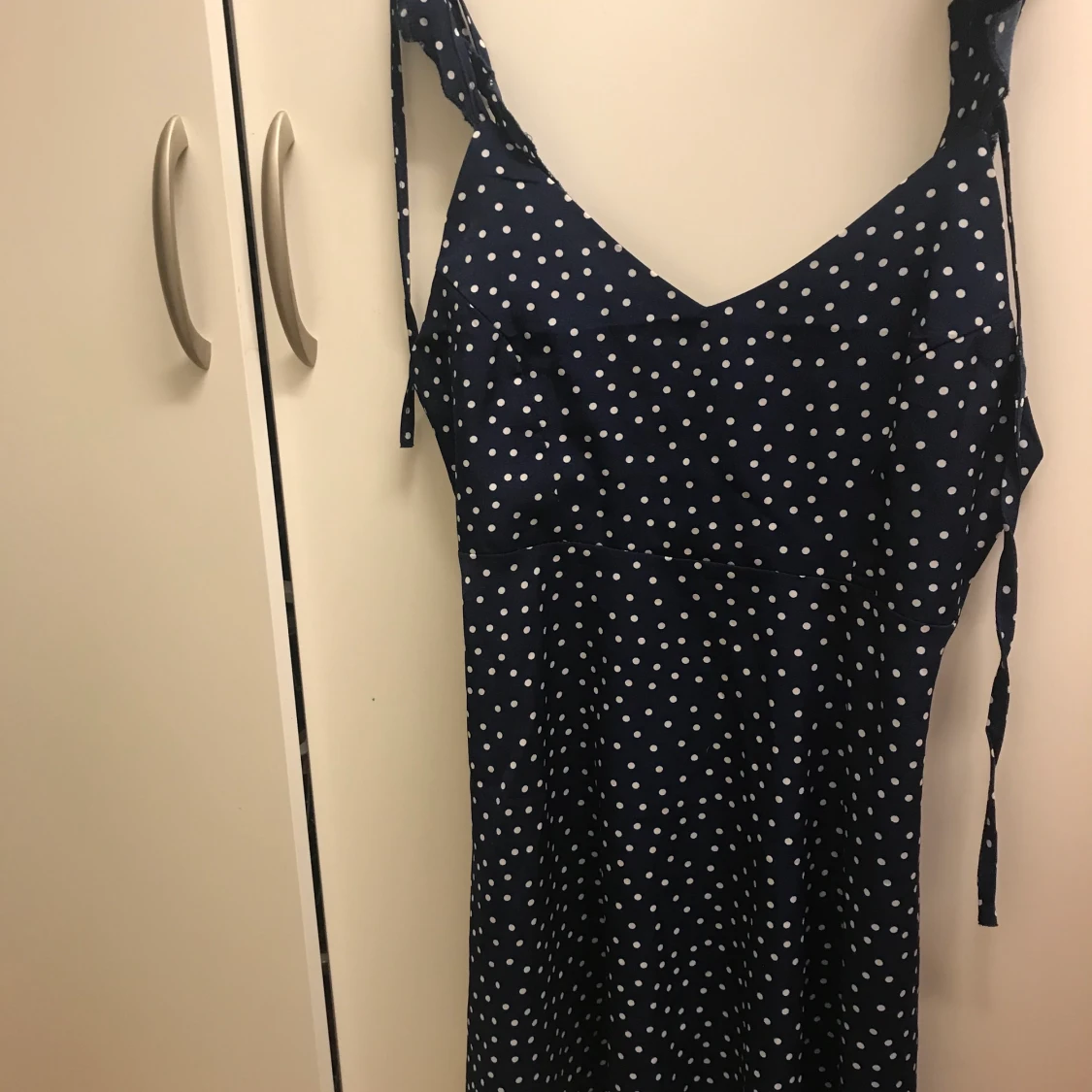 Mörk blå prickig klänning