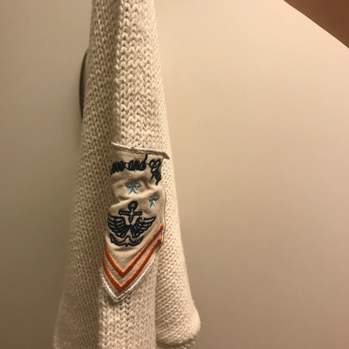 En beige/vit stickad tröja🤍 - 90