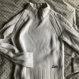 Tröja - Säljer denna stickade tröjan som passar xs/s/m.      Köparen står för frakten!