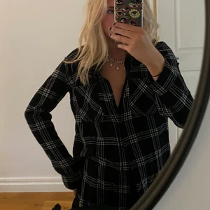 Rutig Skjorta - Flanellskjorta i svartgrå rutig! Väldigt användbar! 