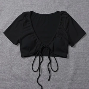 Ribbad bikinitopp  - Ribbad bikinitopp från shein. Nypris 90kr men säljer nu för 60kr då den är oanvänd. 