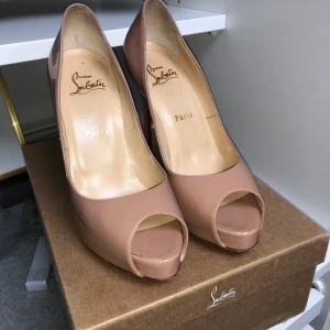 Äkta Christian Louboutin St 37,5 - Super snygga High heels som jag dör för men för små tyvärr, finns kvitto, loda och dustbag till dem! 