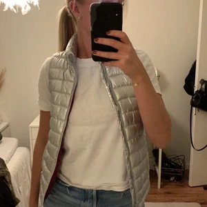 Silvrig väst - Super cool silvrig väst med lila innerfoder, köparen betalar frakten på 66kr💕västen är i barnstorlek men passar mig som har xs/s med en tunnare tröja under