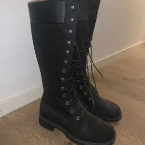 Svarta Timberland stövlar i strl 37,5. Mycket fint skick!!! 