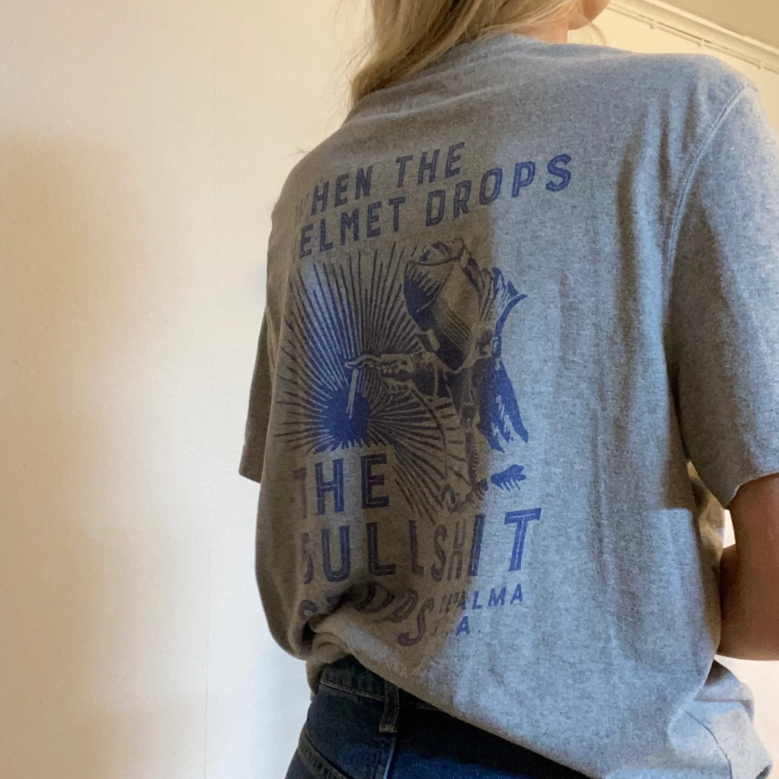 Grå t shirt med coolt motiv - 90