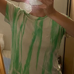 Omgjord Weekday t-shirt  - Omgjord t-shirt original från weekday, sen har vi gjort om den med grön färg på. Snyggt och unikt plagg som sticker ut! 
