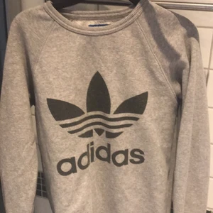 Adidas sweatshirt  - Säljer nu en as skön adidas sweatshirt, inte så snygg men riktigt skön som man kan ha på sig en mysdag, str  xs men passar s     Passar både tjej o kille 