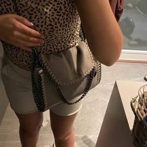 Liknande Stella McCartney  - Säljer nu min liknande Stella McCartney väska då jag inte använder den . Helt oanvänd och fläckfri. Kedjan är lite längre och är ganska likande fanabella modellen. Köpte från en tjej här på plick nyligen. Köp direkt för 400 eller buda från 150kr!💕💕