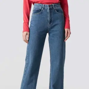 Vida jeans i en mörkblå färg från NAKD x Emilie Briting. Sparsamt använda, väldigt fint skick!❤️‍🔥 Slutsålda på hemsidan! Storlek 34. Medelhöga i midjan.