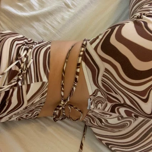 Säljer detta bruna set - Trendigt set från Bershka i färgerna vit och brun. Underdelen är bootcut i benen! Om det är många intresserade så får man buda<3 Nypris: 300kr