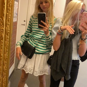 Grön vit randig tröja stl s zara - ‼️EGNA BILDER‼️ ✨💓 Funderar på att sälja min nya zara tröja, köpt för 559kr i butik, storlek Small men skulle säga att den passar både större och mindre! 100% ull. Vill mest se vad folk hade kunnat tänka sig köpa den för, tröjan är slutsåld på hemsidan och i butik!!