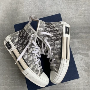 Dior B23 - Dior B23 hightops  Skick: 8/10 Storlek: EU42 Pris: 8.000kr  Fraktas på köparens bekostnad om inget annat har sagts   //Patrik