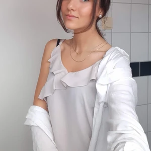 Beiget Linne  - Fint linne med volanger i fram💗 Linnet är i storlek 42, men då den är justerbar vid axlarna passar den även mig som är i storlek S. Alltså passar den både S & M💕
