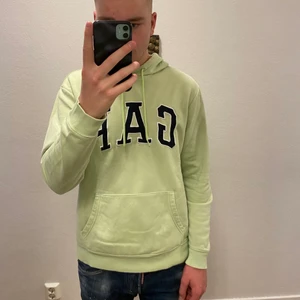 GAP hoodie - Ljusgrön Gap hoodie i bra skick. Storlek M