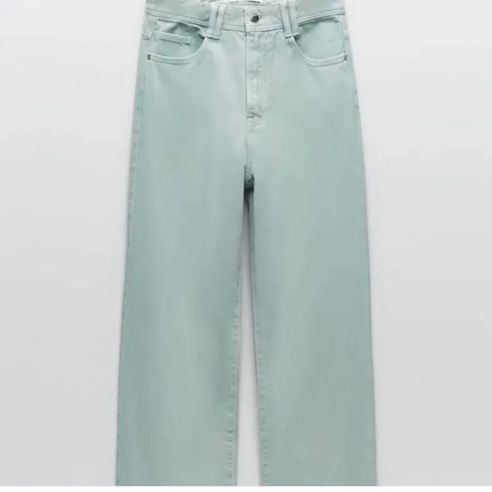 Ett par jättefina jeans, som också är köpta här på plick ❤️Har inga tydliga defekter heller. Jeans & Byxor.