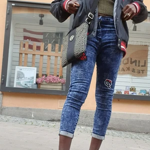 Åkta unisex Tommy Helifiger hanging väsk - Säljer min åkta unisex hanging väska som är trending nu hos pojkor passar till båda kön och matcherar med allt. Finns fler bilder och den tar mycket saker