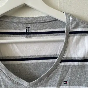 Äkta T-shirt med V-ringning från Tommy Hilfiger. Köpt i deras butik i USA. Nyskick då jag knappt använt den. 