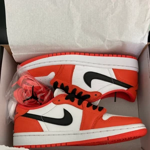 Wmns Air Jordan 1 Low OG i USW5.5. Eu36 - Säljer mina air jordans köpta på SNS helt oanvända nya i orginalbox, köpare står för frakt eller möts upp i Göteborg 