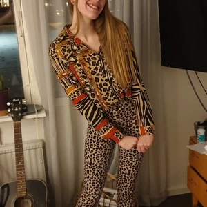 Djurmönster skjorta - Älskar denhär skjortan! Jättebra kvalité som inte behöver strykas. Storlek s. Märke: voyelles obs! Litet hål bild 3!