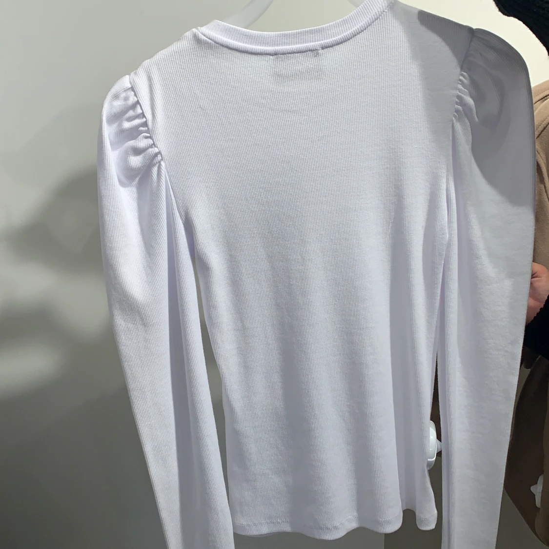 Vit tröja med puffar i strl xs - 91