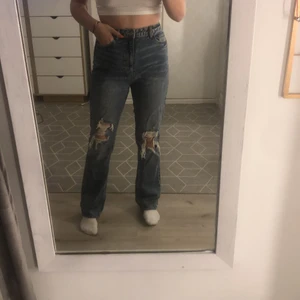 Slitna jeans - Blåa slitna jeans från H&M, dom är lite vida i benen och höga i midjan, jag brukar ha s i Jeans och dessa är lite för stora jätte fina och sitter super fint💙köparen betalar frakten 