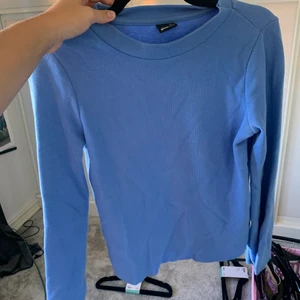 Gina tröja - Blå långärmad tröja med lite utavängda armar