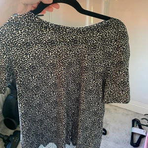 Leopard T-shirt - Leopard T-shirt från gina. Storlek L funkar för mindre med jag är S och suttit fint på mig
