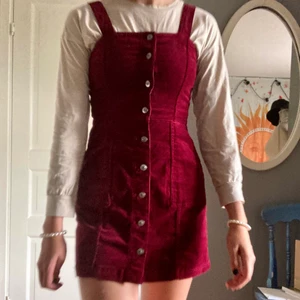 Manchester klänning med hängslen. - Vinröd klänning i Manchester men justerbara band i fint skick 🌸. Den har fickor!!!! Frakt tillkommer 💌