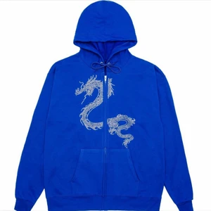 Blå kofta - Säljer min blåa kofta som jag aldrig använt, lik en one of one kofta fast med en drake på, första bilden är inte mig men dom två andra är mina, funkar bra till hösten/vintern men materialet är inte så tjockt.