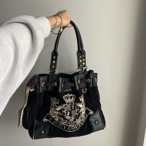 Juicy couture väska - En cool juicy couture väska i en gammal modell. Bra skick! Mått: bredd: 32 cm höjd: 28 cm djup: 14 cm