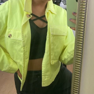 Jacka - Jacka från zara i neongul färg, superfin! Aldrig använd, med lapparna kvar