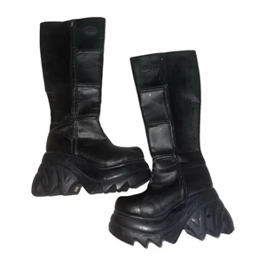 Vintage platåskor - Vintage knee high platåskor från 90-talet i storlek 39. Ok skick och synligt använda då de har slitningar som bilderna visar. Sjukt häftiga och one of a kind😍😍😍