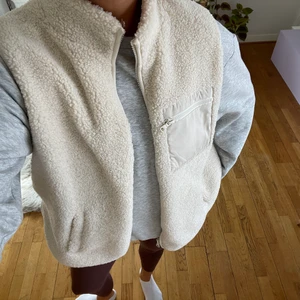 Teddy Väst - Teddy väst i storlek xl från Lindex.  Är vanligtvis M men ville ha den oversized. I bra skick, inga defekter eller fläckar. Endast använd fåtal gånger. 