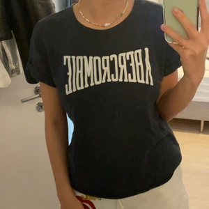 Abercrombie T-shirt - En mörkblå T-shirt från Abercrombie, storlek L men passar M och S också