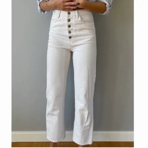 Raka jeans  - Vita raka jenas som är i väldigt bra skick! Jeansen är ganska långa (är 172 cm)!  Köparen står för frakten <3