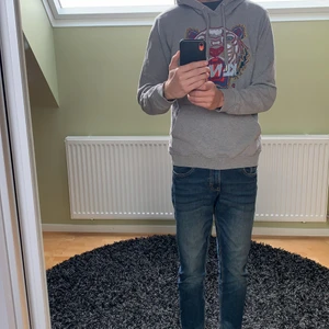 Kenzo Hoodie - Säljer min kenzo hoodie. Har haft den i cirka 2 år men inte använt den så mycket. Storlek XS. Org. Pris är 3000kr. Det finns ett hål som är cirka 1cm stort vid fickan men det syns inte alls.