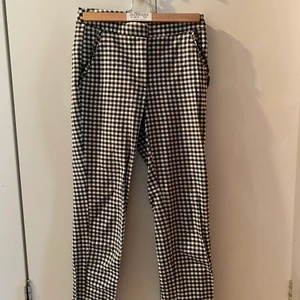 Rutiga kostymbyxor  - Rutiga kostymbyxor från Zara. De är ganska tajta i benen samt ankellängd. Kan mötas i Stockholm eller skicka. Frakt: 66kr spårbart 🖤