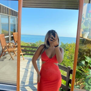 Röd klänning - Trendig supersnygg röd klänning från bershka, storlek 36 aldrig använd. Klänningen går nedanför knäna och har två slitsar på vadera sida🥰💞 frakten står du för själv 💕💕