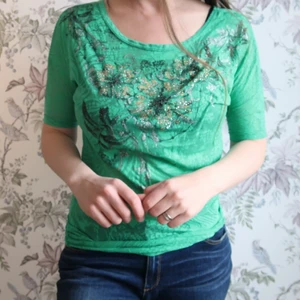 Grön tröja medium  - Skick: Bra begagnad skick  Inga fel eller brister.  Storlek och passform:  Märkt som Medium  Model;  165 cm  75 cm midjan  95 cm stussvid  90 cm byst