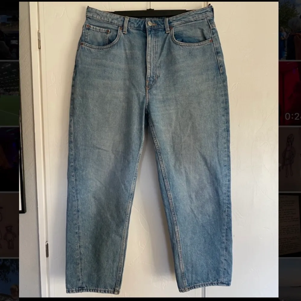 Jeans från Weekday, modell MEG. W33 L28. Passar bra för dig som är kortare och som vill ha ett par loose jeans med snygg modell. Bara använda en gång pga längden på byxorna. Så dom är i mycket fint skick! Köpta för 500kr säljes för 100kr  + frakt. Priset är diskuterbart.. Jeans & Byxor.