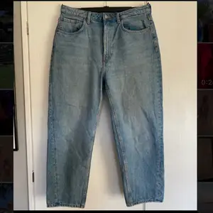 Jeans från Weekday, modell MEG. W33 L28. Passar bra för dig som är kortare och som vill ha ett par loose jeans med snygg modell. Bara använda en gång pga längden på byxorna. Så dom är i mycket fint skick! Köpta för 500kr säljes för 100kr  + frakt. Priset är diskuterbart.