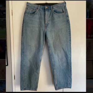 Weekday MEG jeans  - Jeans från Weekday, modell MEG. W33 L28. Passar bra för dig som är kortare och som vill ha ett par loose jeans med snygg modell. Bara använda en gång pga längden på byxorna. Så dom är i mycket fint skick! Köpta för 500kr säljes för 100kr  + frakt. Priset är diskuterbart.