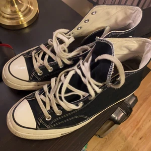 Converse 70s chuck taylor - Fina 70s chuck taylors, använda en sommar!! Slitna skosnören men det är det enda. Utöver det 9/10